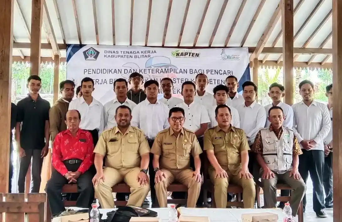 Kepala Disnakertrans Kabupaten Blitar Tavip Wiyono bersama jajaran dan peserta pelatihan. (Foto: MI/Disnakertrans)