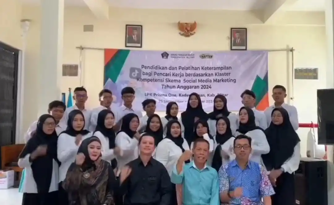 Para peserta pelatihan bersama tim asesor (Foto: Dok MI/Disnakertrans Kabupaten Blitar)