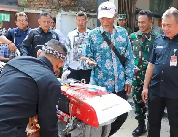 Dinas Pangan dan Pertanian (Dispangtang) Kabupaten Purwakarta menyerahkan bantuan alat mesin pertanian berupa mesin traktor untuk membajak sawah kepada kelompok tani (Foto: Diskominfo Purwakarta)