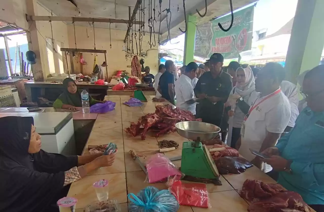 Disperindag Maluku Utara pantau harga daging di salah satu pasara di Ternate (Foto: Istimewa)