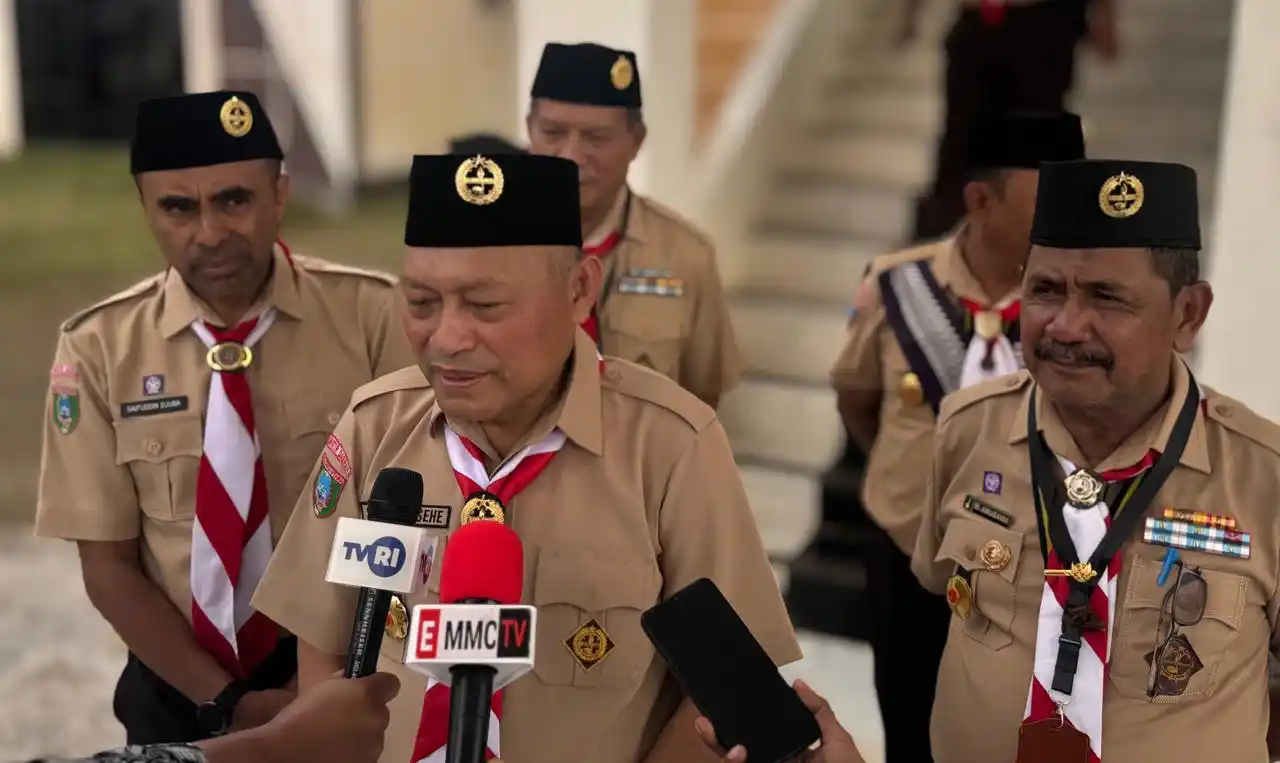Wagub Malut, Sarbin Sehe, didampingi Ketua Kwarda Malut, Muhammad Abusama, dan Kadispora Malut, Saifuddin Djuba, memberikan keterangan pers kepada wartawan usai membuka kegiatan TOT Pelatih Pembina Pramuka (Dok: MI/Jainal Adaran)