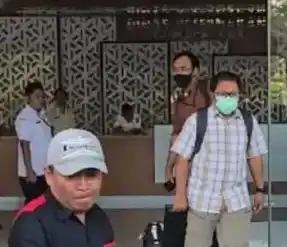 Petugas KPK membawa koper dan ransel, saat menggeledah kantor Dinas Peternakan Pemprov Jatim, Rabu (16/10/2024).