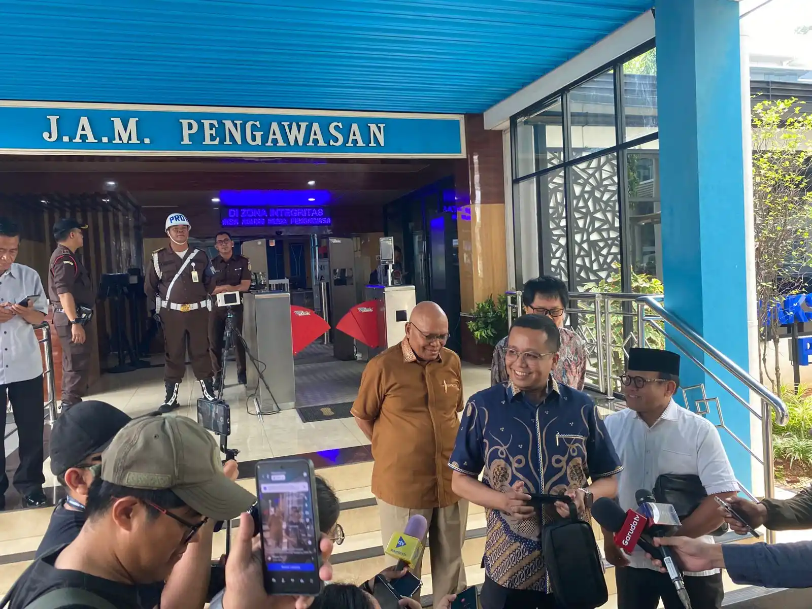 Diduga Rintangi Penyidikan Kasus Suap Zarof Ricar, Jampidsus Febrie Adriansyah dan JPU Dilaporkan ke Jamwas Koalisi Sipil Masyarakat Anti Korupsi, bersama dengan Tim Pembela Demokrasi Indonesia (TPDI), Indonesia Police Watch (IPW) dan Pergerakan Advokat Nusantara (Perekat) di Jamwas Kejagung (Foto: Dok MI)