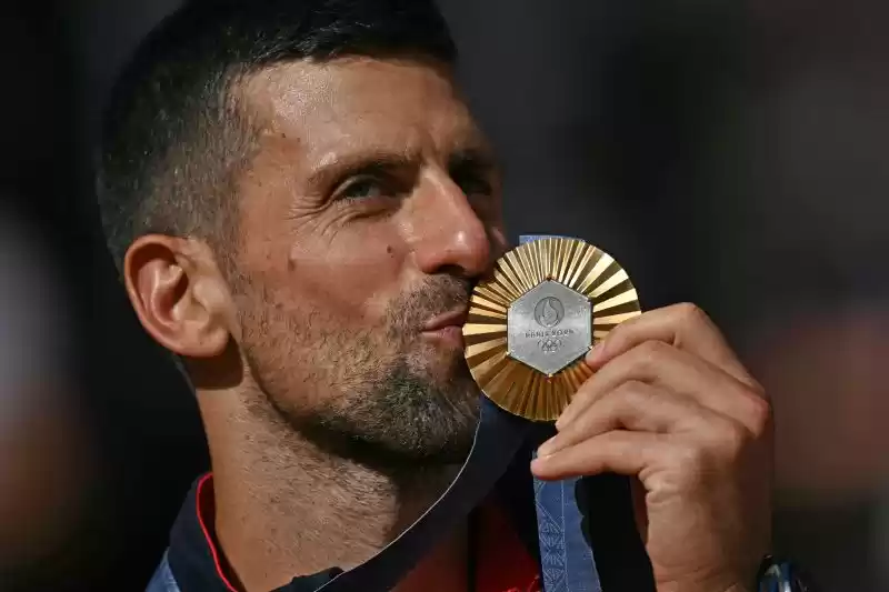 Petenis Serbia Novak Djokovic mencium medali emasnya, upacara penyerahan medali untuk nomor tunggal putra Olimpiade Paris 2024 di Lapangan Philippe-Chatrier, Roland Garros, Paris, Minggu (4/8/2024). (Foto: ANTARA)