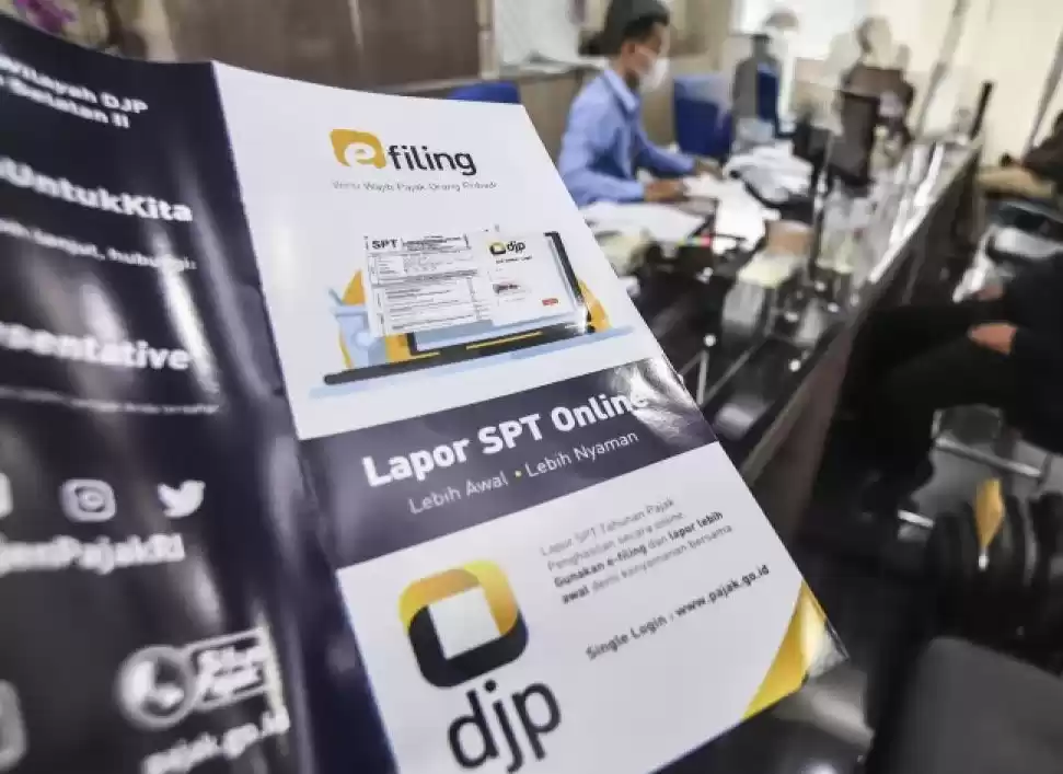 Ilustrasi: Wajib pajak melihat tata cara pendaftaran E-filling atau penyampaian SPT Tahunan secara elektronik di brosur di KPP Pratama Jakarta Kebayoran Baru Satu, Jakarta, Rabu (31/3/2021)