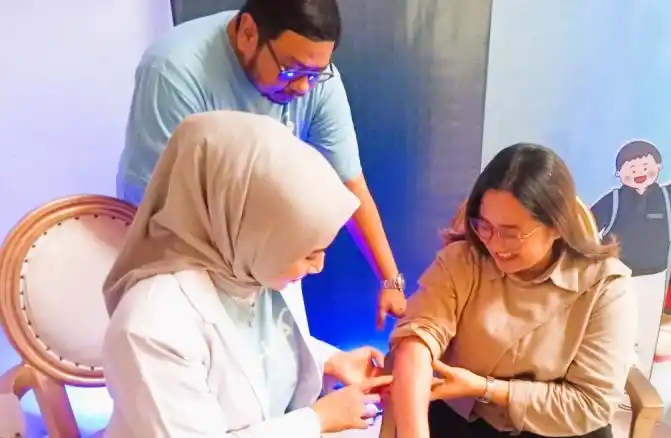 Dokter spesialis kulit mengecek kondisi kulit tangan pada pasien (Foto: Antara)