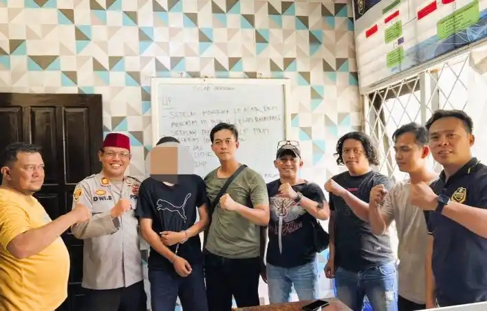 Tersangka YS (ketiga dari kiri) saat ditangkap oleh Polres Metro Tangerang Kota di Empat Lawang (Foto: Antara)