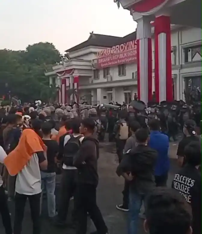 DPRD Jambi Ribuan mahasiswa dari berbagai kampus berorasi keras menuntut pembubaran DPR dan reformasi Polri digedung DPRD Provinsi Jambi, Jumat (29/8/2025)