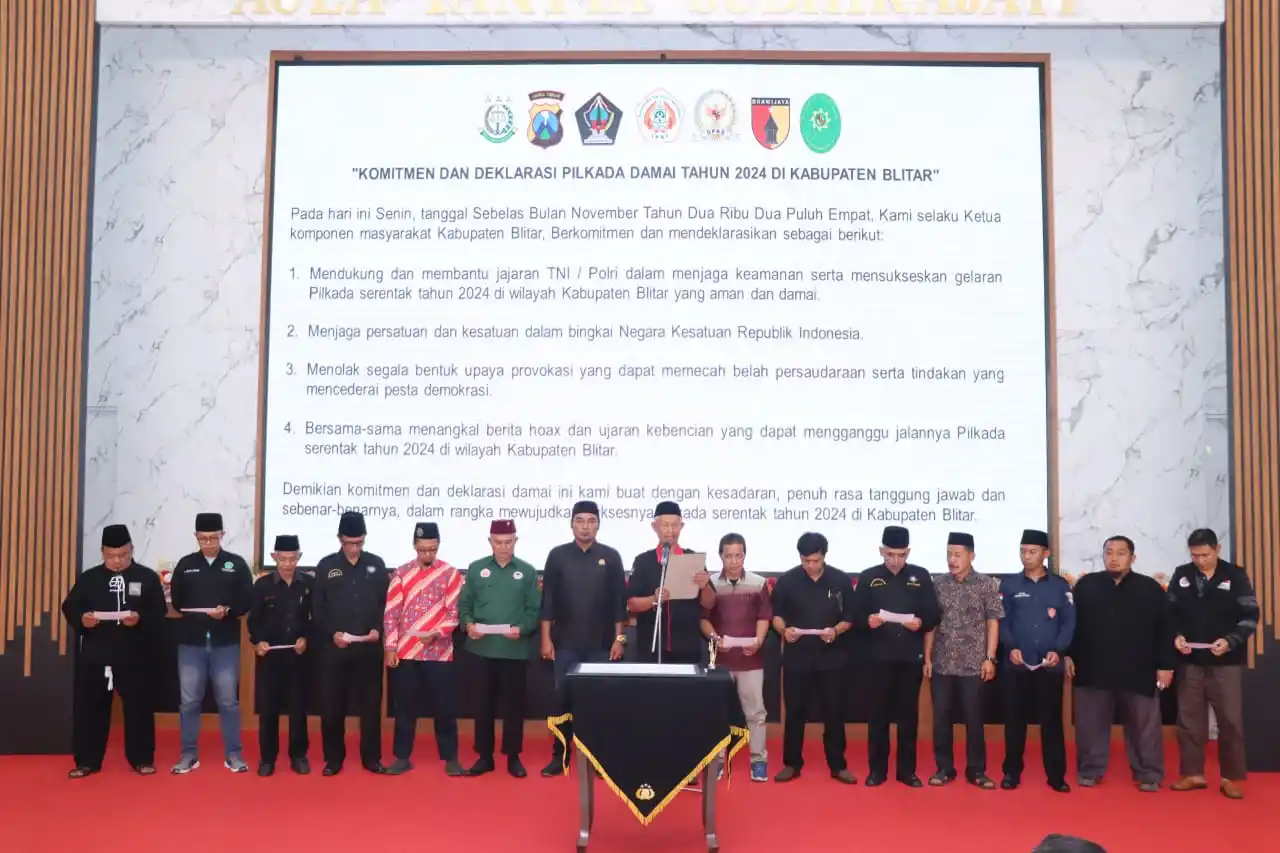 Sesi foto bersama jajaran Forkopimda bersama Ketua Perguruan Silat Se- Blitar Raya (Foto: Dok MI/Joko Prasetyo)