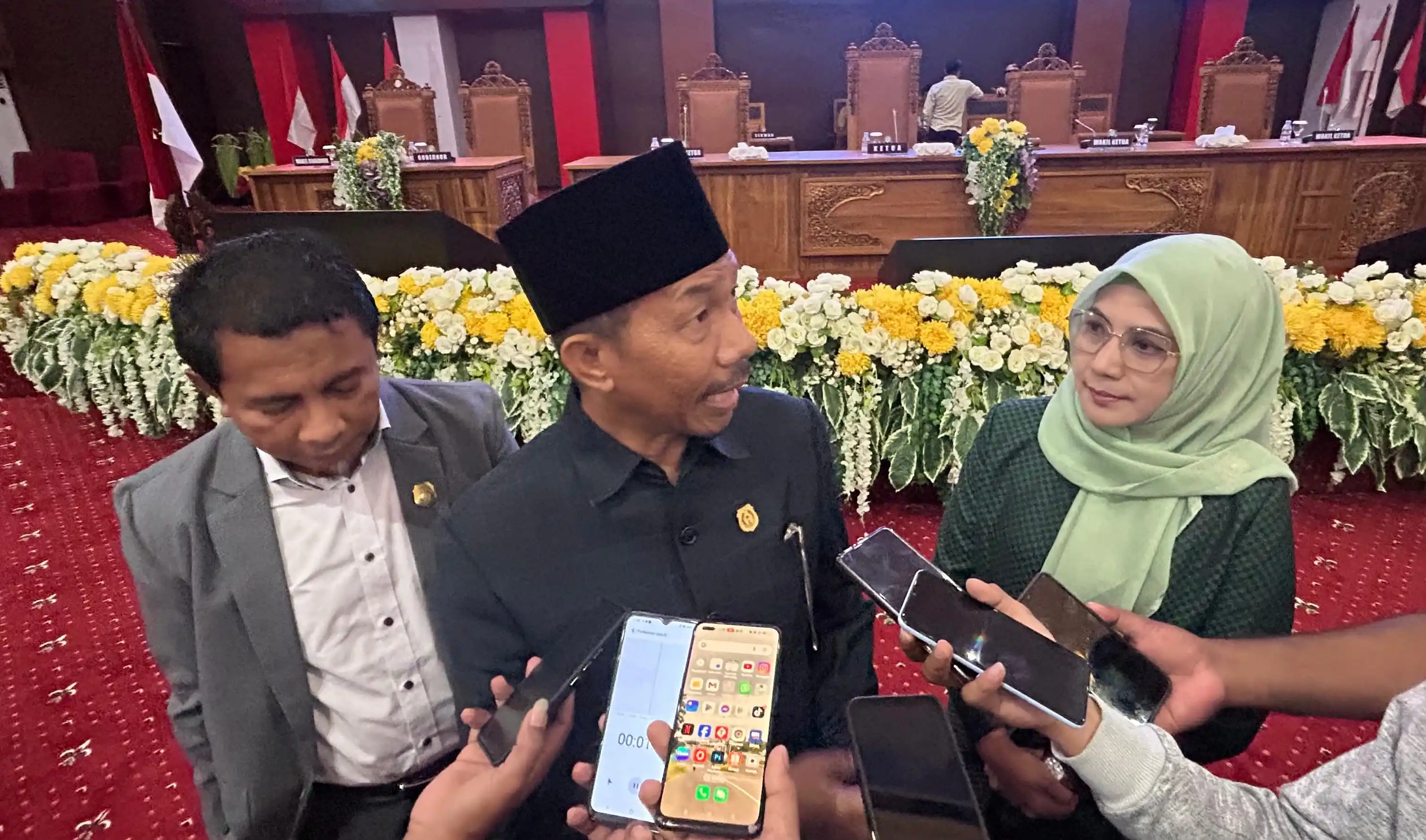 Wakil Ketua DPRD Malut, Kuntu Daud, didampingi unsur pimpinan lainnya, yaitu Husni Bopeng dan Husni Salim, memberikan keterangan pers kepada sejumlah wartawan usai paripurna, di Sofifi, Selasa (5/11/2024) (Foto: MI/Rais Dero)