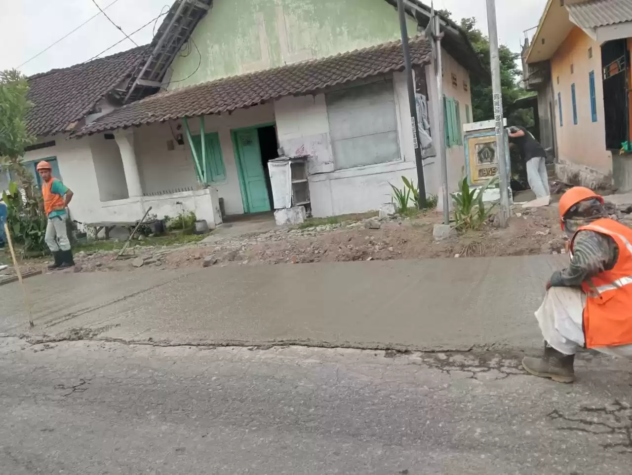 Proses pengerjaan perbaikan jalan oleh pekerja, ruas Sidodadi - Tawangsari Kecamatan Garum, Kabupaten Blitar (Foto: Dok MI/JK)