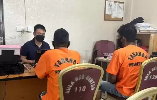 Polres Bintan, Polda Kepulauan Riau  menahan dua orang tersangka dugaan tindak pidana pemalsuan surat tanah berinisi B dan MR, Rabu (8/5/2024). (Foto: Antara)