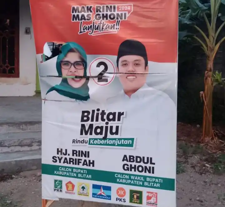 Banner pasangan calon Bupati dan Wakil Bupati Blitar nomor urut 2, Rini Syarifah-Abdul Ghoni (Rindu) dirusak (Foto: Dok MI/Joko Prasetyo)