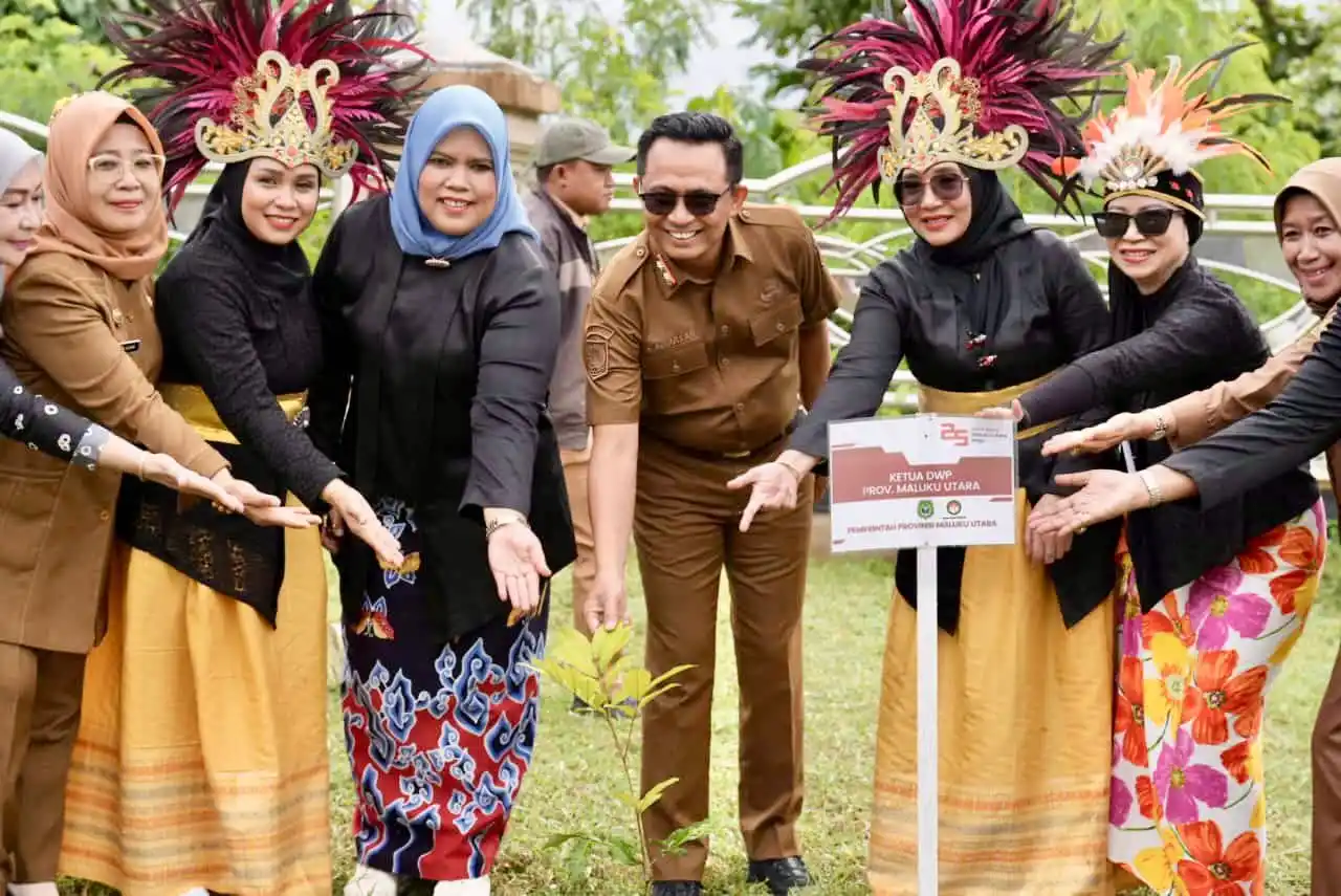 Pj Sekda Malut, Abubakar Abdullah (tengah) foto bersama dengan beberapa petinggi pengurus DWP usai menanam pohon di halaman kantor gubernur Malut (Foto: Biro Adpim)