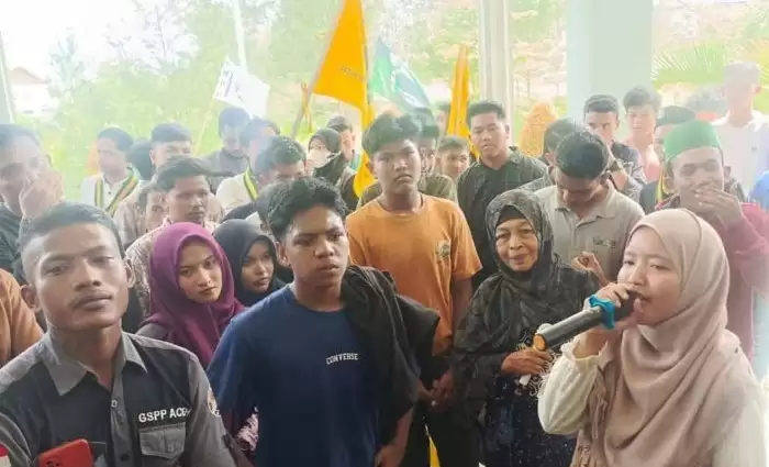 Mahasiswa Aceh Tuntut Pengusiran Rohingya. [Foto: Antara]