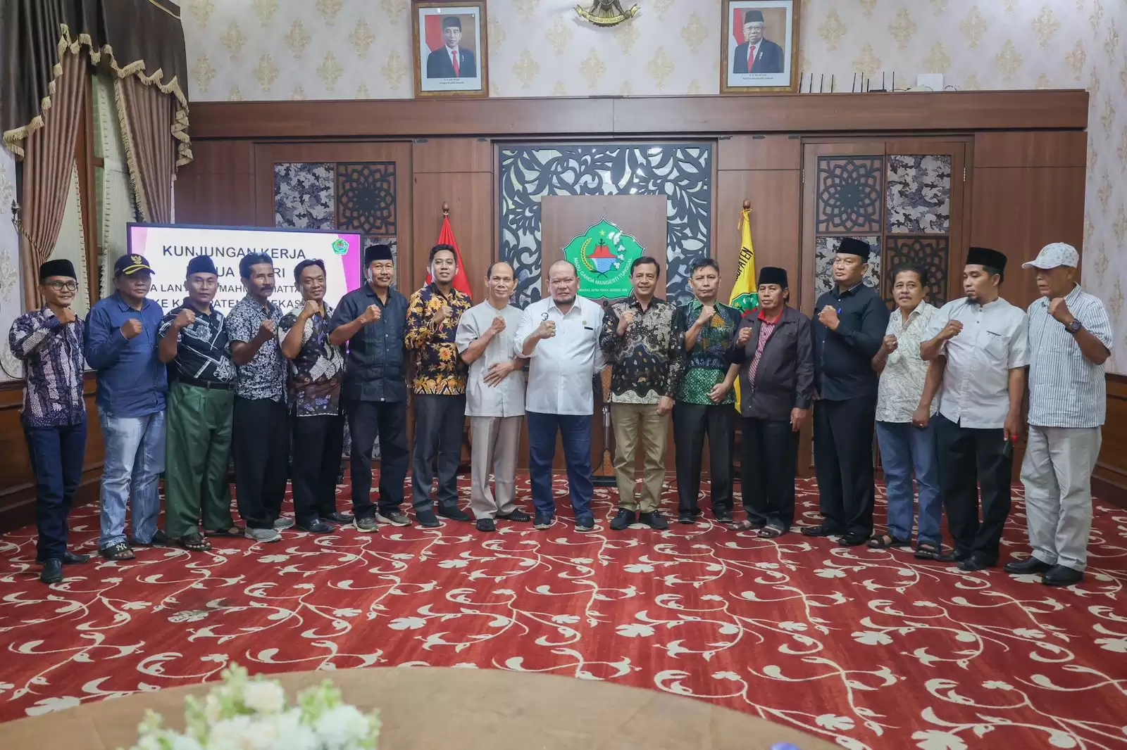Sarasehan dan Serap Aspirasi Masyarakat Asosiasi Kepala Desa Kabupaten Pamekasan, Ketua DPD RI, AA LaNyalla Mahmud Mattalitti (kedelapan dari kanan)