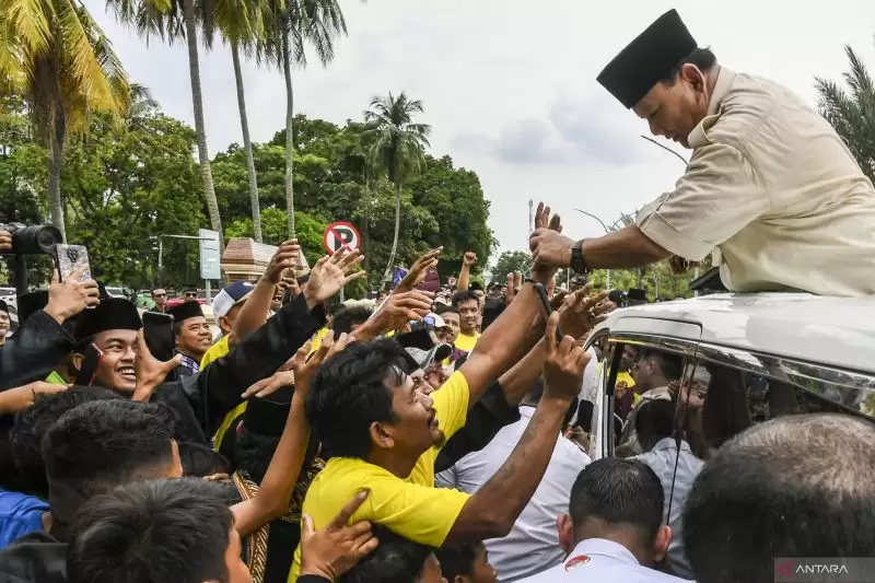Calon presiden nomor urut 2 Prabowo Subianto, menyalami warga saat kampanye di kawasan Masjid Agung Banten, Kota Serang, Banten, Minggu (3/12. (Foto: ANTARA FOTO/Galih Pradipta/rwa)