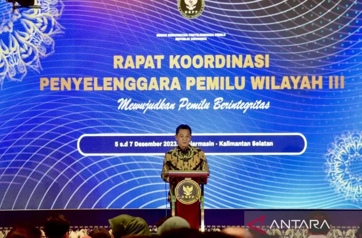 Ketua DKPP RI Heddy Lugito memberikan sambutan pada kegiatan Rakor Penyelenggara Pemilu Wilayah III di Kota Banjarmasin, Kalimantan Selatan (Foto: Antara)