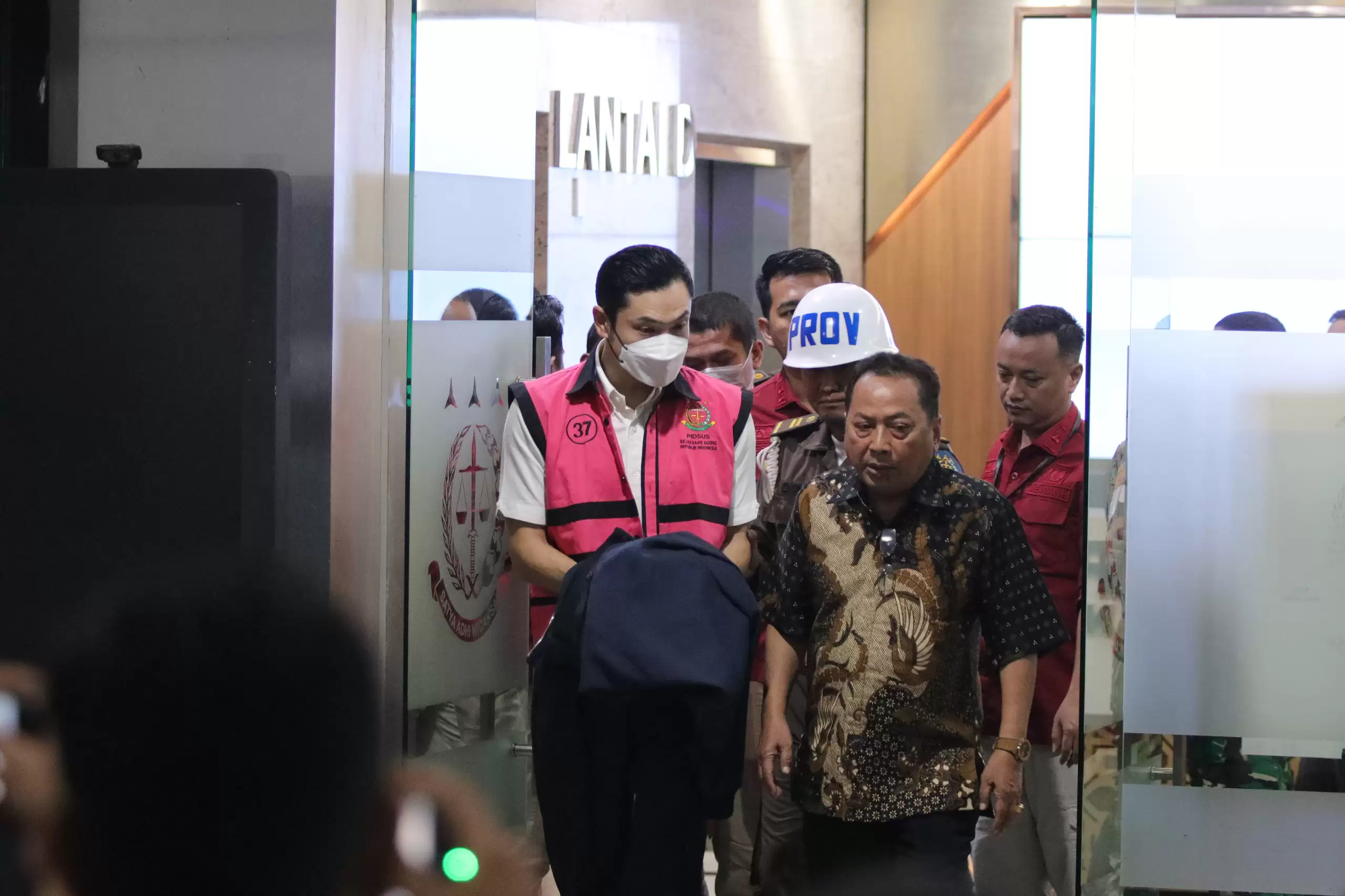 Suamia artis Sandra Dewi, Harvey Moeis mengenakan rompi tahanan Kejagung (Foto: Dok MI)