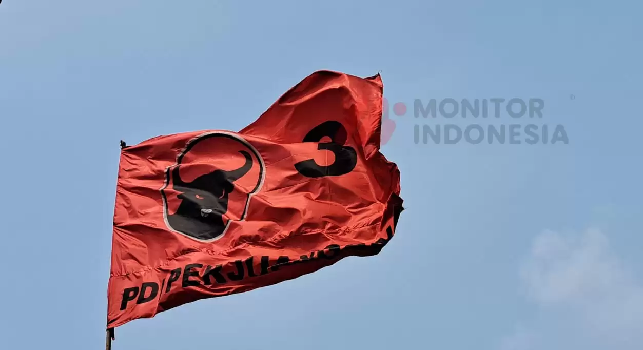 Bendera PDI Perjuangan berkibar di Jakarta Timur (Foto: MI/Aswan)