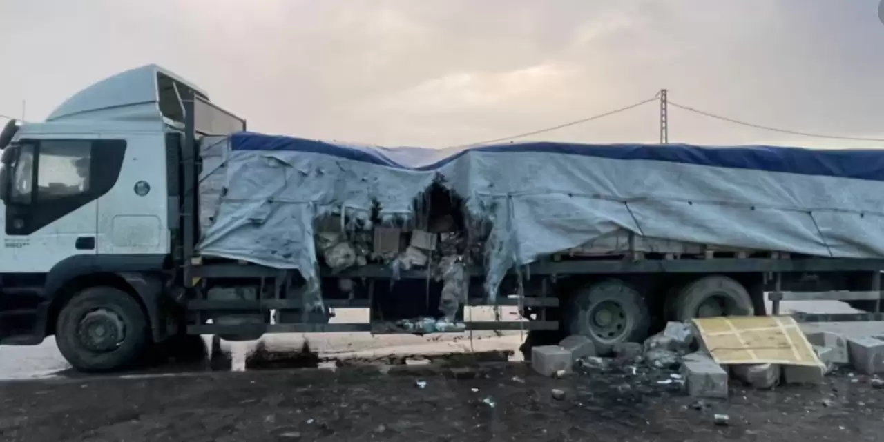 Sebuah truk yang membawa bantuan makanan untuk warga Gaza tampak rusak pasca terkena tembakan angkatan laut Israel, Senin (5/2).