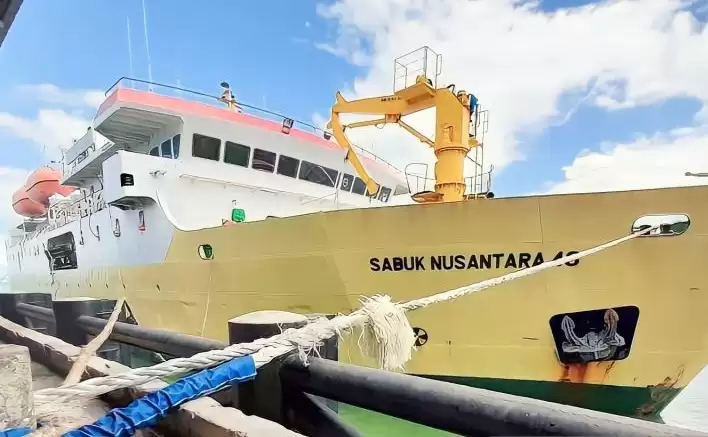 Kapal Pelni Sabuk Nusantara. Dok