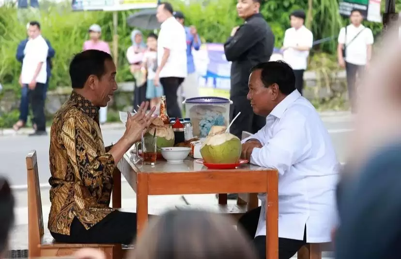 Presiden Joko Widodo dan Prabowo Subianto sedang makan bakso bareng (Foto: Instagram/@Prabowo)