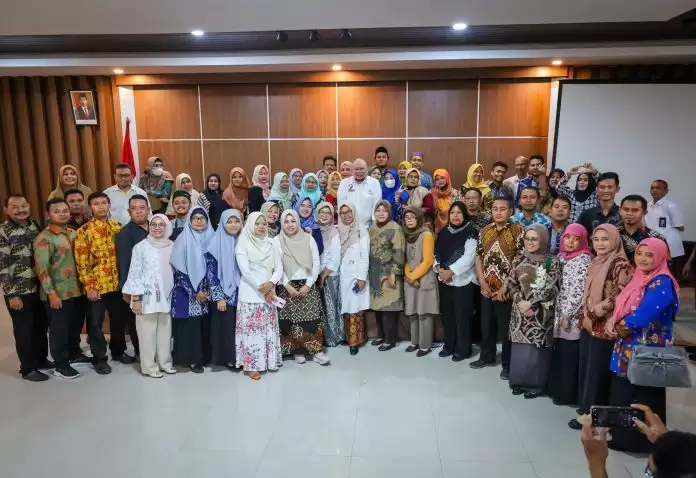 Ketua DPD RI, AA LaNyalla Mahmud Mattalitti bertemu ratusan guru yang tergabung dalam GLPG P1 Jawa Timur, pada acara tasyakuran dan silaturahmi di Graha Kadin Jatim, Rabu (7/2/2024).