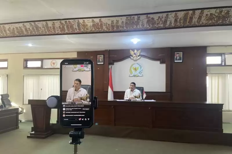 Mantan Anggota DPD RI Bali Arya Wedakarna di Denpasar, Rabu (6/3/2024). ANTARA/Ni Putu Putri Muliantari.
