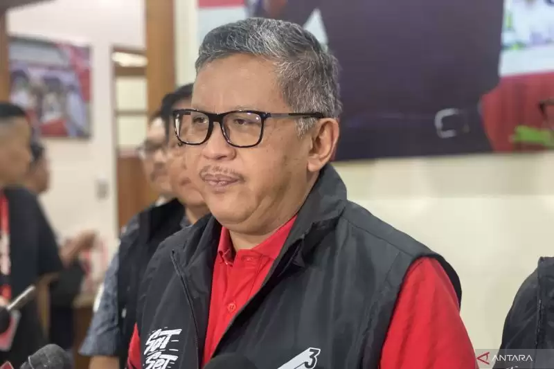 Sekretaris Tim Pemenangan Nasional (TPN) Ganjar-Mahfud Hasto Kristiyanto saat ditemui usai mengikuti acara nonton bersama debat capres ketiga bersama relawan Ganjar-Mahfud di Jakarta, Minggu (7/1/2024). (Foto: ANTARA)