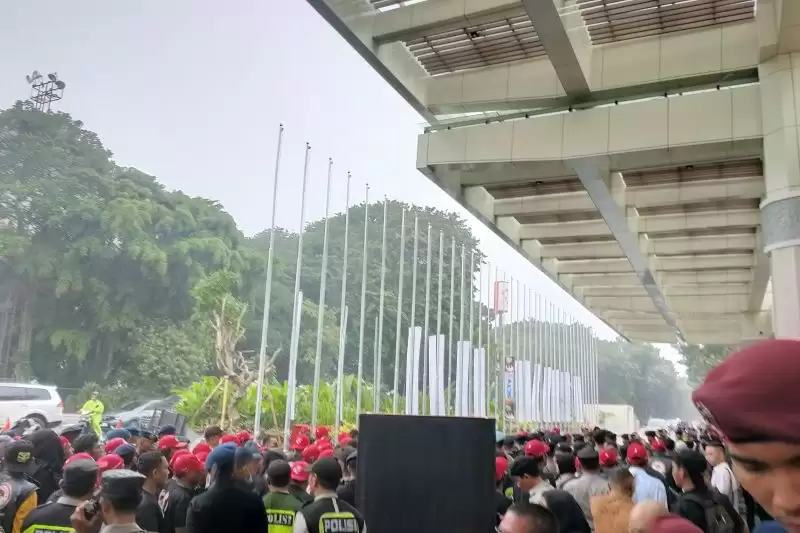 Kondisi hujan guyur Jakarta Convention Center (JCC)  sekira pukul 17.14 WIB ​​​​​​​sebelum debat calon wakil presiden (cawapres) dimulai, Minggu (21/1). [Foto: Antara]