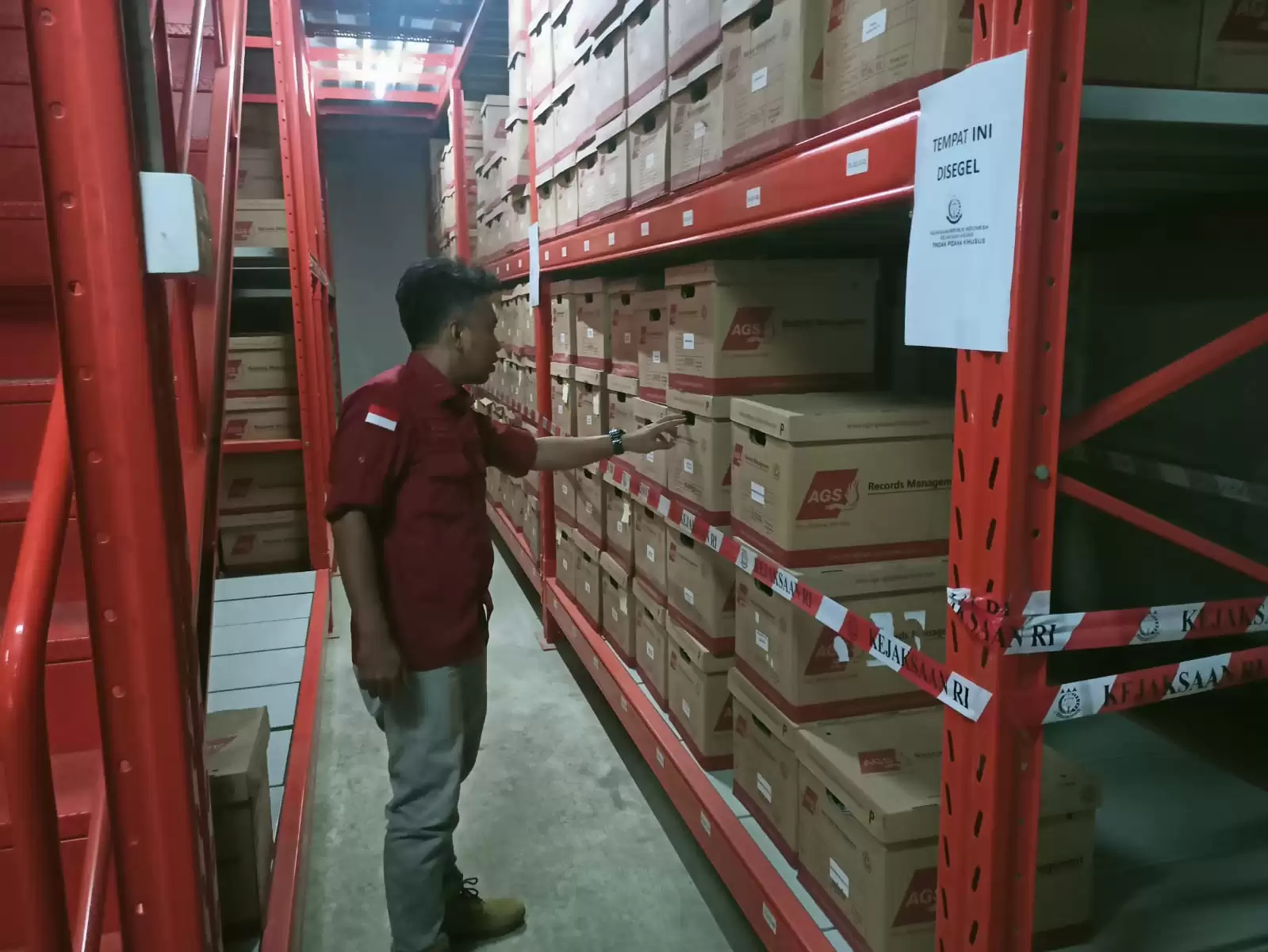 Tim Penyidik menyita 17 keping logam mulia 1.700 gram di Kantor UBPP LM Jakarta Timur dalam rangka penyidikan perkara komoditi emas (Foto: Dok MI)