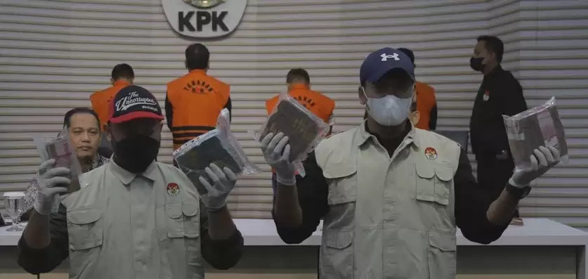 KPK menetapkan Bupati Labuhanbatu Erick A Ritonga Cs sebagai tersangka kasus suap proyek pengadaan barang dan jasa di Pemkab Labuhanbatu, Sumatera Utara, Jum'at (12/1)