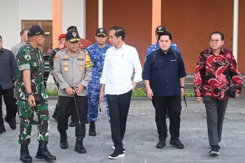 Presiden Joko Widodo (Jokowi) saat akan bertolak ke IKN, Kalimantan Timur, dari Pangkalan TNI AU Halim Perdanakusuma, Jakarta, Rabu (17/1). (Foto: Antara)