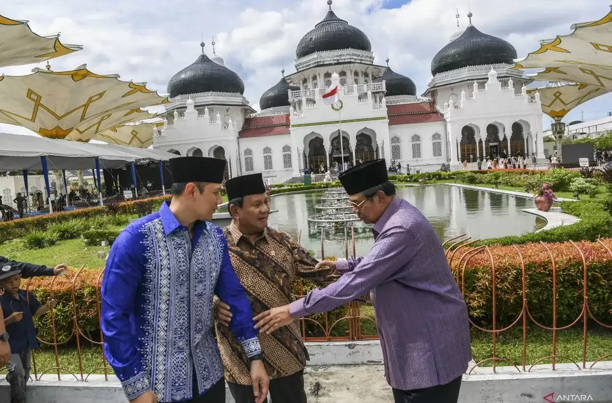 Prabowo Subianto (tengah) bersama Susilo Bambang Yudhoyono (kanan) dan Agus Harimurti Yudhoyono (kiri) (Foto: Antara)