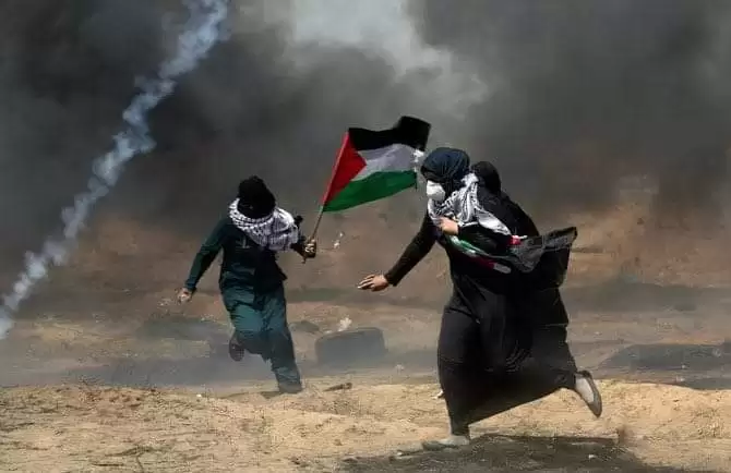 Warga Palestina berlari dan membawa bendera Palestina (Foto: Istimewa)