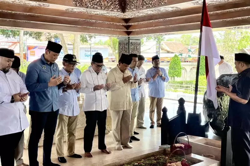 Calon Presiden RI Nomor Urut 2 Prabowo Subianto (lima kiri) berziarah ke Makam Presiden Ke-1 RI Soekarno di Blitar, Jawa Timur, Minggu (17/12). [Foto: ANTARA]