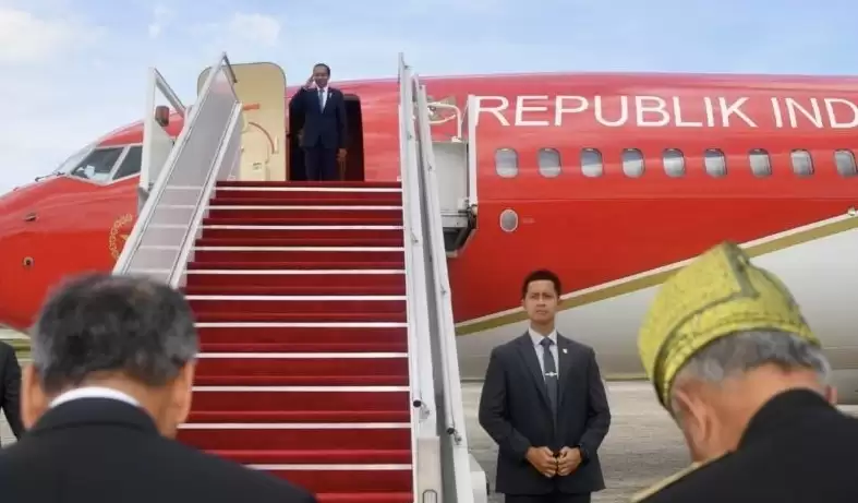 Presiden Joko Widodo (Jokowi) berpamitan kepada sejumlah pejabat negara Brunei Darussalam di Bandara Udara Brunei, untuk bertolak kembali ke Tanah Air, Minggu (14/1) (Foto: YT/@SekretariatPresiden[