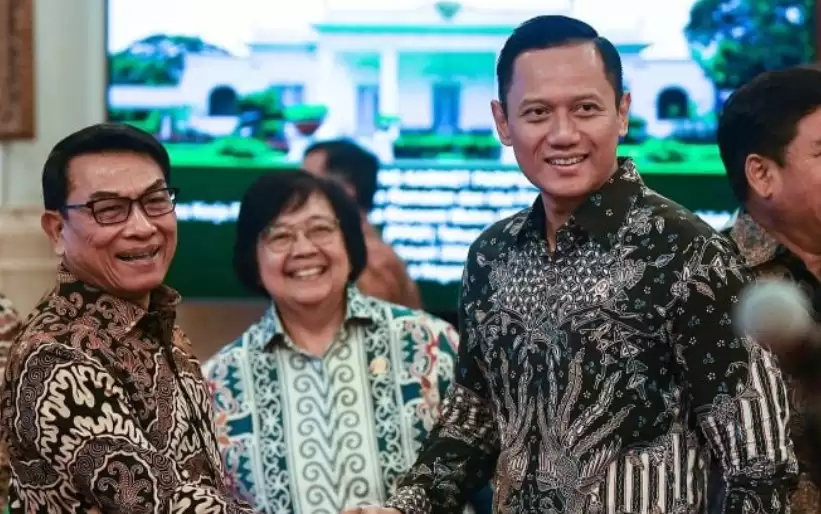 Agus Harimurti Yudhono bersalaman dengan KSP Moeldoko (Foto: MI/Antara)