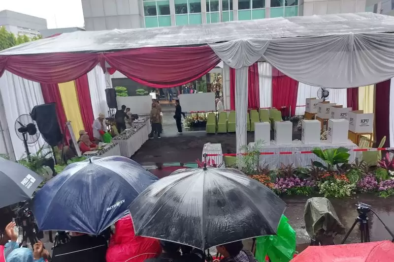 TPS Jokowi di Gambir Diguyur Hujan Ringan