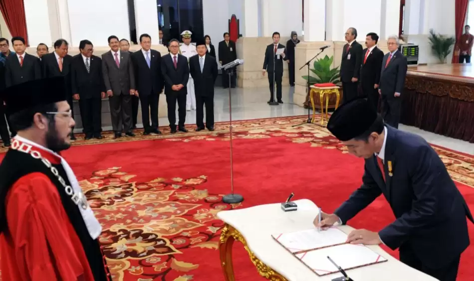 Joko Widodo menandatangani berita acara pengambil sumpah Anwar Usman sebagai hakim konstitusi, di Istana Negara, Jakarta, Kamis (7/4) (Foto: Ist)