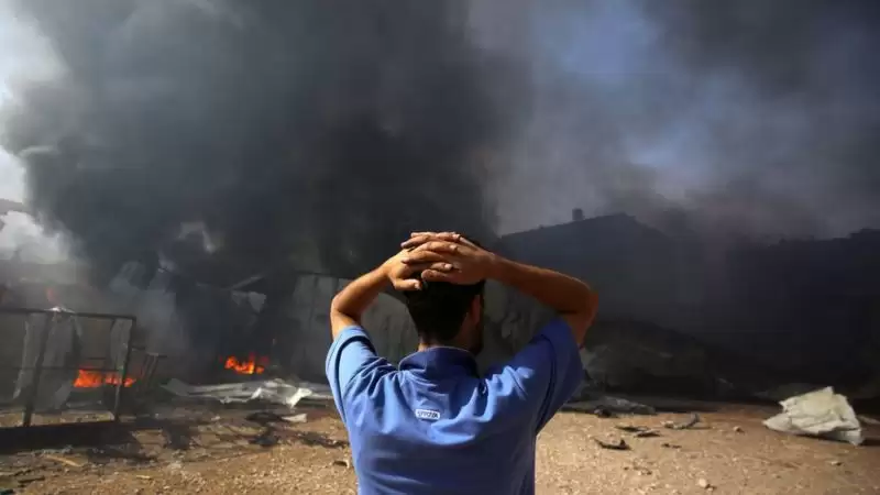 Serangan udara dan serangan roket mengubah rumah-rumah dan harta benda menjadi puing-puing dan memaksa warga sipil mencari perlindungan (Foto: Reuters)