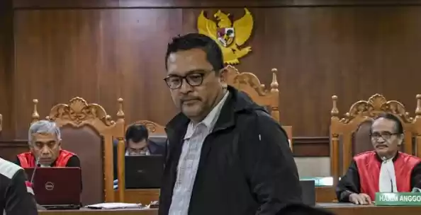 Dirut PT KPBN Edward Samantha Ginting Munthe (kanan) mengikuti sidang sebagai saksi dengan terdakwa kasus dugaan suap distribusi gula Pieko Nyotosetiadi di Pengadilan Tipikor, Jakarta, Rabu (18/12/2019). Sidang tersebut beragenda mendengarkan keterangan saksi.