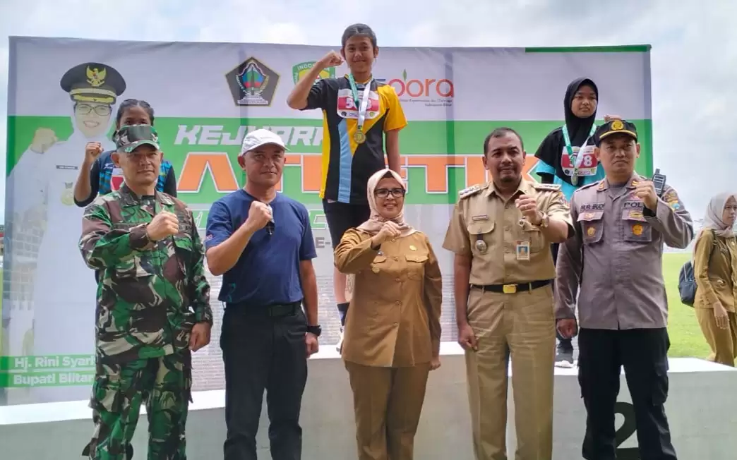 Bupati Blitar Rini Syarifah bersama Kadispora dan Forpimcam Nglegok usai penyerahan medali (Foto: MI/JK)