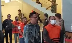 Bupati Labuhanbatu Erik Adtrada Ritonga mengenakan rompi tahanan KPK (Foto: Ist)