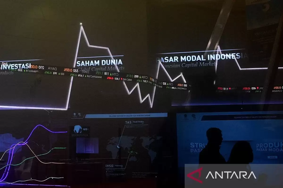 Ilustrasi - Karyawan melintas di dekat monitor pergerakan Indeks Harga Saham Gabungan (IHSG) di Bursa Efek Indonesia (Foto: Antara)