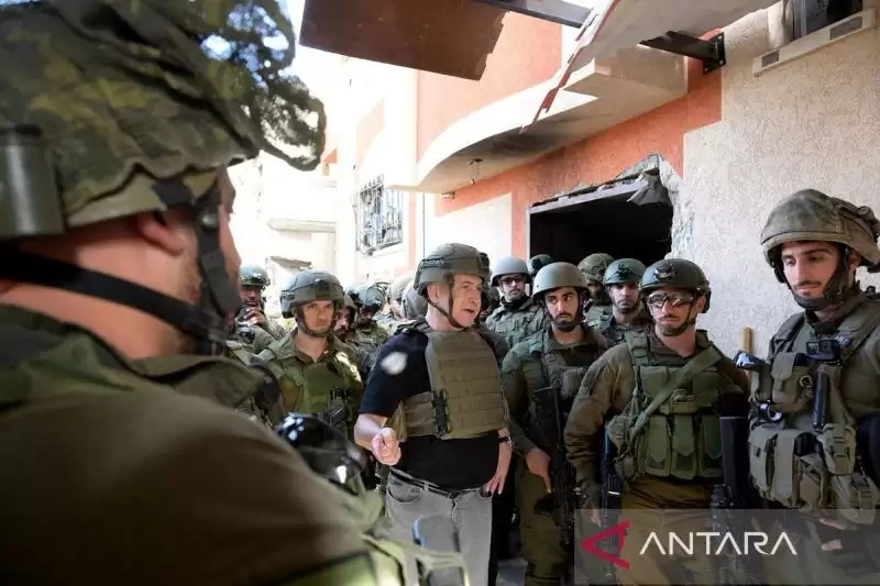 Perdana Menteri Israel Benjamin Netanyahu berbincang dengan sejumlah tentara Israel selama gencatan senjata sementara antara Hamas dan Israel, Jalur Gaza, Palestina, Minggu (26/11). [Foto: ANTARA/HO-REUTERS/GPO/Avi Ohayon/aa]
