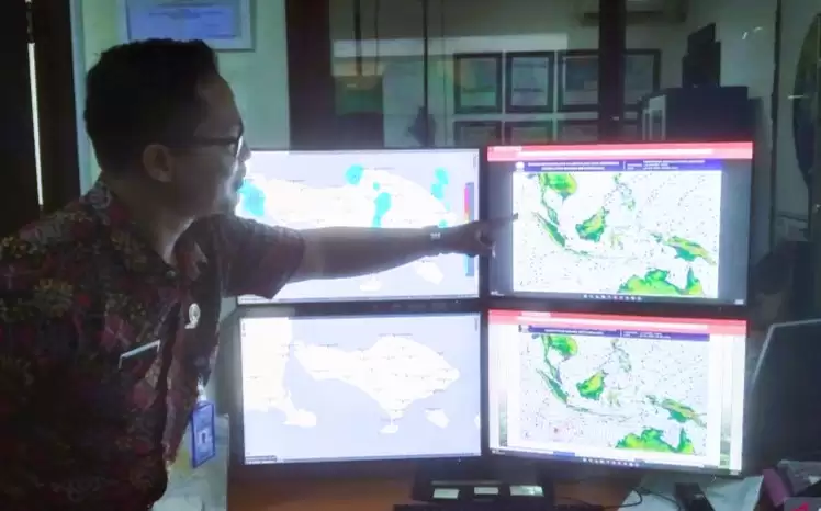 Petugas BBMKG Wilayah III Denpasar mengamati prakiraan cuaca Bali di Kuta, Kabupaten Badung, Jumat (22/3/2024). Foto: ANTARA)