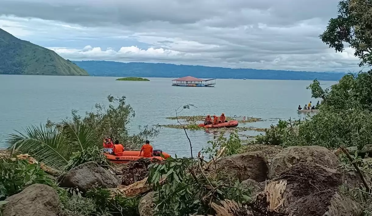 SAR gabungan memperluas area pencarian korban hilang banjir bandang hingga ke perairan Danau Toba (Foto: Ist/Net)