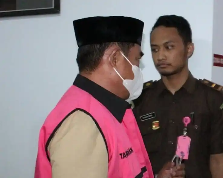 Eks Anggota DPRD Parepare Inisial HM Tersangka Korupsi Sapi Kejaksaan Negeri (Kejari) Parepare menetapkan HM, mantan anggota DPRD Kota Parepare periode 2019–2024, sebagai tersangka kasus dugaan korupsi pengadaan dan penyaluran bantuan ternak sapi. Negara mengalami kerugian sekitar Rp223.644.250 akibat perbuatannya.